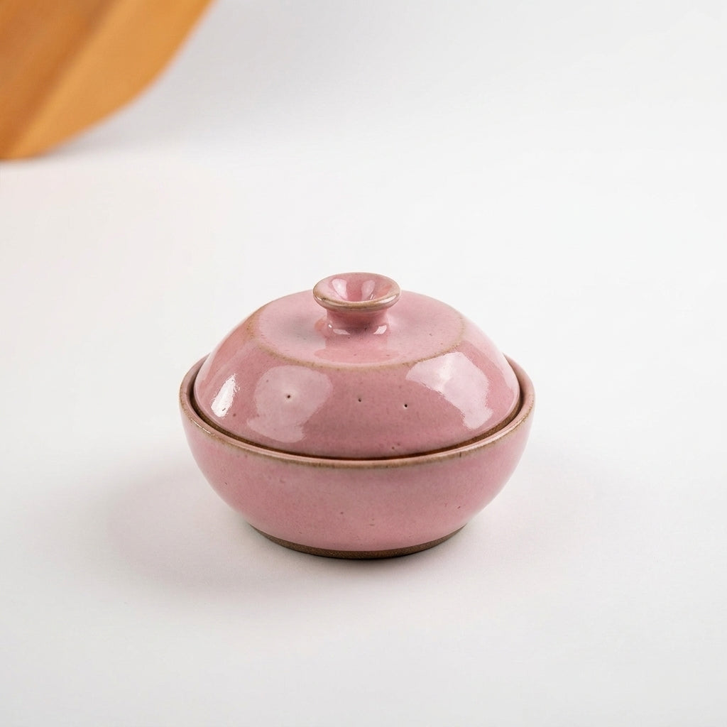 Saleiro com Tampa em cerâmica artesanal — argila Cappuccino, esmalte Rosa Barbie
