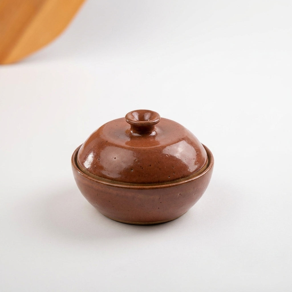 Saleiro com Tampa em cerâmica artesanal — argila Cappuccino, esmalte Sol de Terracota