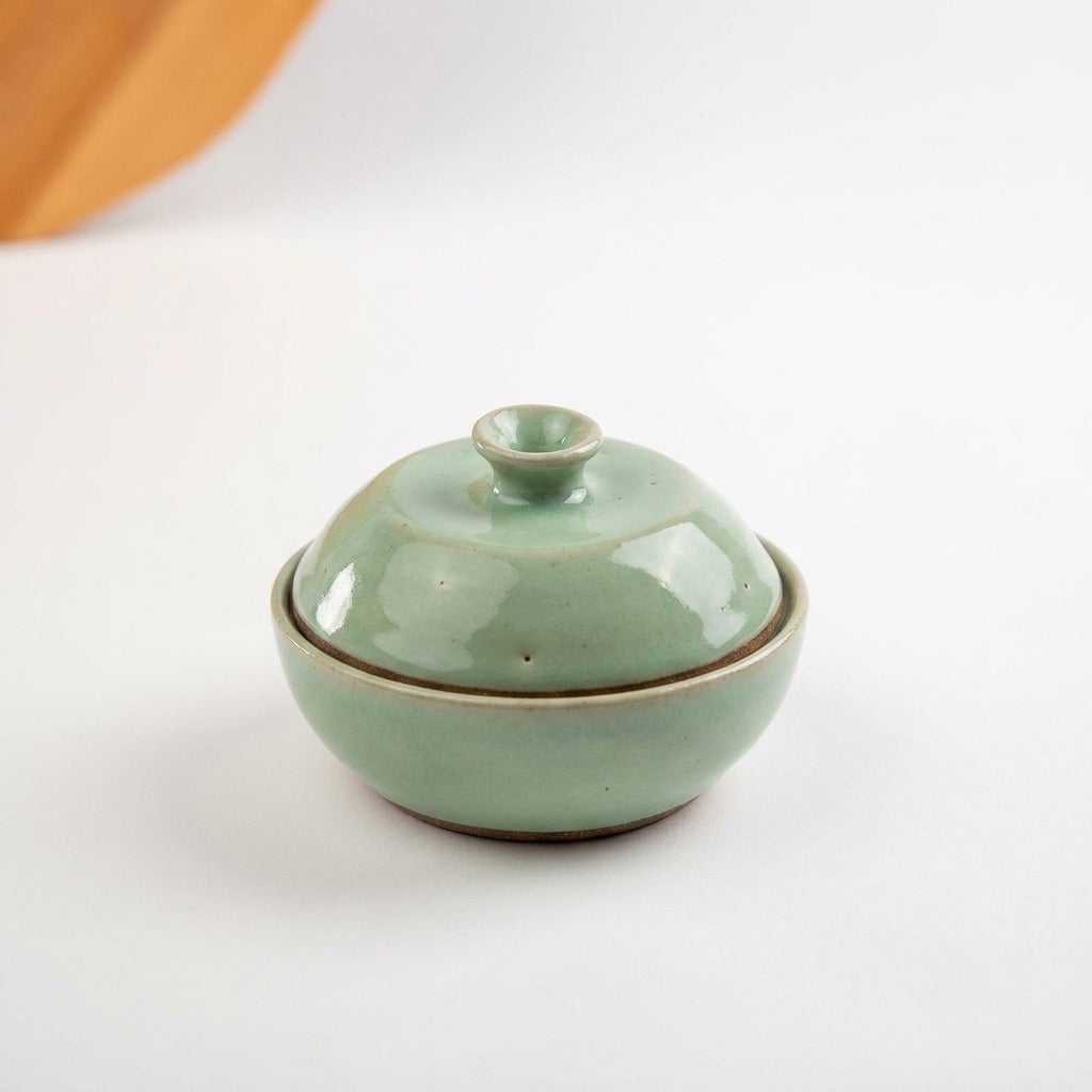 Saleiro com Tampa em cerâmica artesanal — argila Cappuccino, esmalte Verde Menta