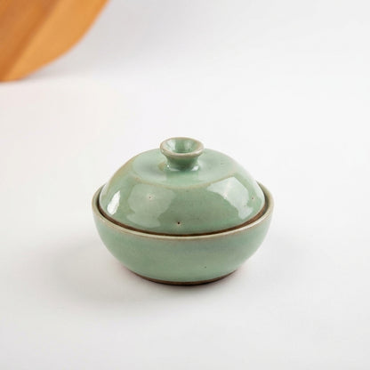 Saleiro com Tampa em cerâmica artesanal — argila Cappuccino, esmalte Verde Menta