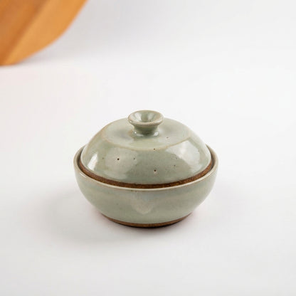 Saleiro com Tampa em cerâmica artesanal — argila Cappuccino, esmalte Verde Pompeia