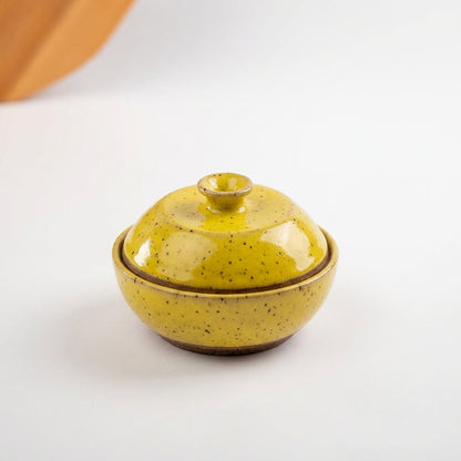 Saleiro com Tampa em cerâmica artesanal — argila Flocos, esmalte Amarelo Intenso