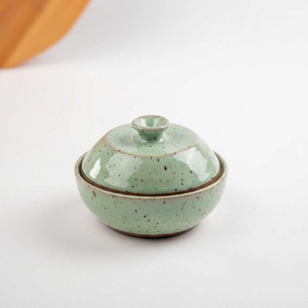 Saleiro com Tampa em cerâmica artesanal — argila Flocos, esmalte Verde Menta