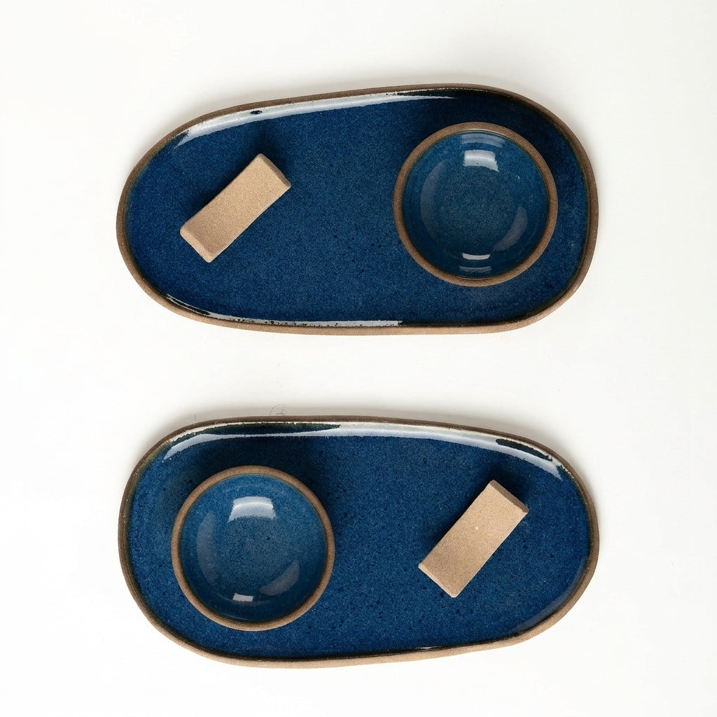 Set par de pratinho orgânico com nosoki e descanso de hashi em arco em cerâmica artesanal — argila Cappuccino, esmalte Lazuli