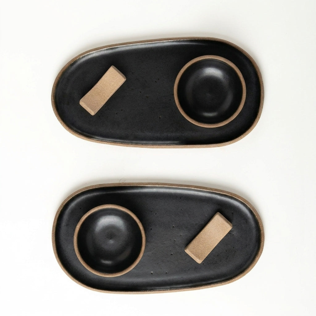 Set par de pratinho orgânico com nosoki e descanso de hashi em arco em cerâmica artesanal — argila Cappuccino, esmalte Preto Acetinado