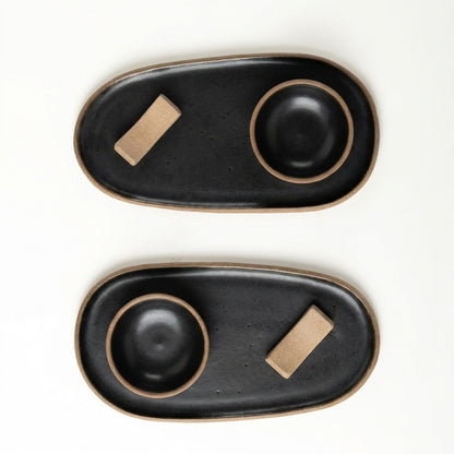 Set par de pratinho orgânico com nosoki e descanso de hashi em arco em cerâmica artesanal — argila Cappuccino, esmalte Preto Acetinado