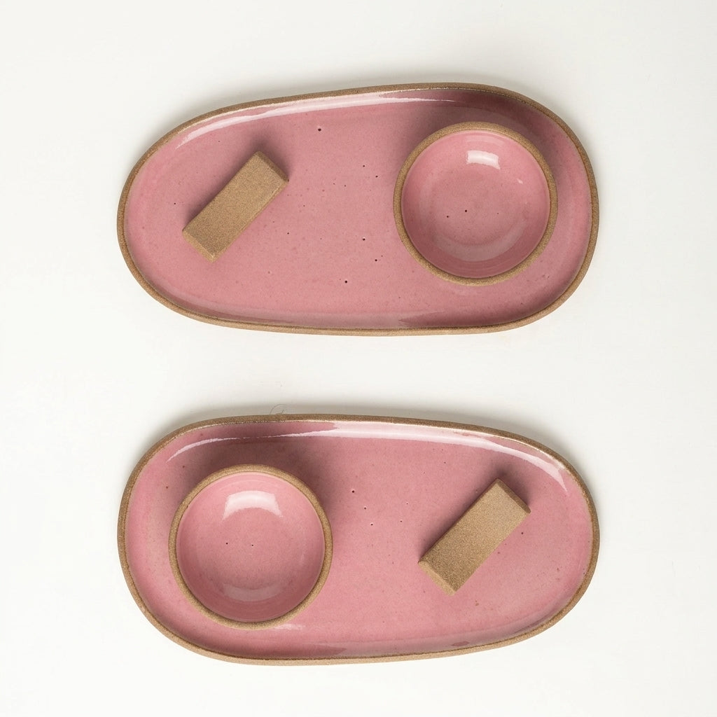 Set par de pratinho orgânico com nosoki e descanso de hashi em arco em cerâmica artesanal — argila Cappuccino, esmalte Rosa Barbie