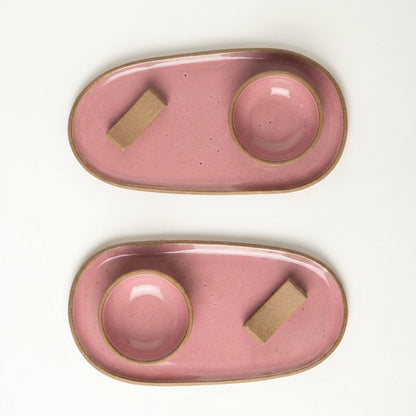 Set par de pratinho orgânico com nosoki e descanso de hashi em arco em cerâmica artesanal — argila Cappuccino, esmalte Rosa Barbie