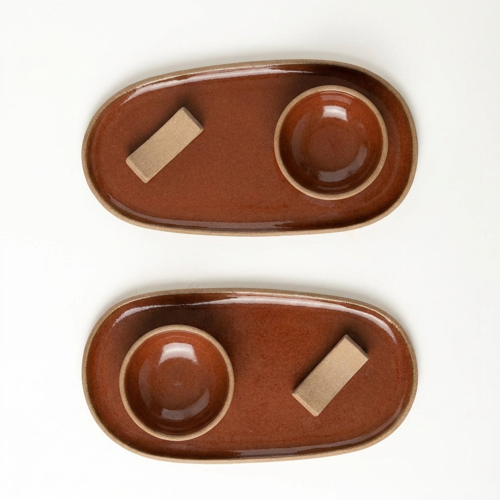 Set par de pratinho orgânico com nosoki e descanso de hashi em arco em cerâmica artesanal — argila Cappuccino, esmalte Sol de Terracota