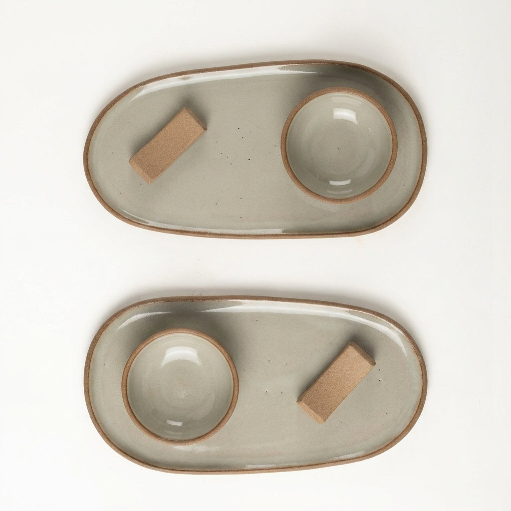 Set par de pratinho orgânico com nosoki e descanso de hashi em arco em cerâmica artesanal — argila Cappuccino, esmalte Verde Pompeia