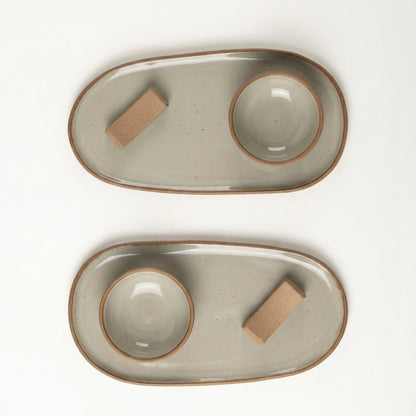 Set par de pratinho orgânico com nosoki e descanso de hashi em arco em cerâmica artesanal — argila Cappuccino, esmalte Verde Pompeia