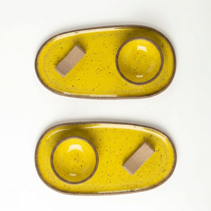 Set par de pratinho orgânico com nosoki e descanso de hashi em arco em cerâmica artesanal — argila Flocos, esmalte Amarelo Intenso