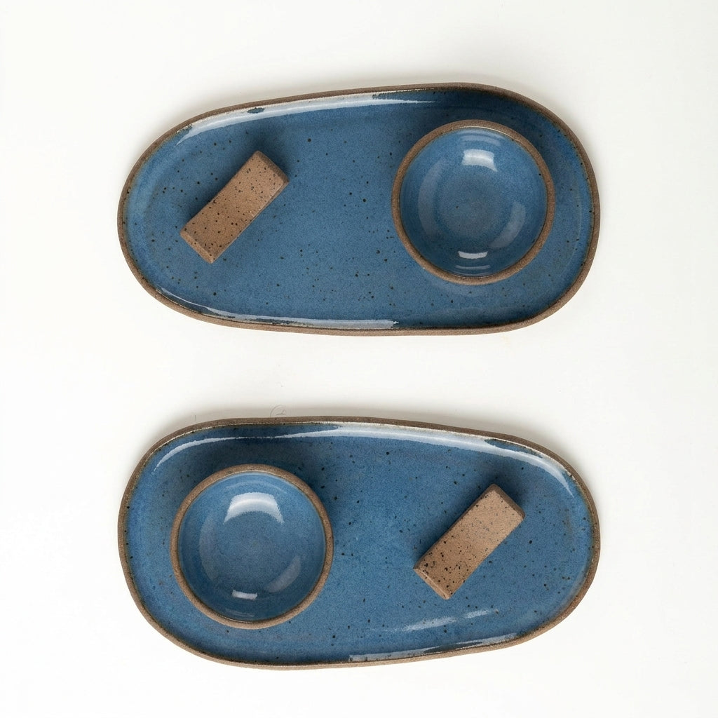 Set par de pratinho orgânico com nosoki e descanso de hashi em arco em cerâmica artesanal — argila Flocos, esmalte Azul Safira