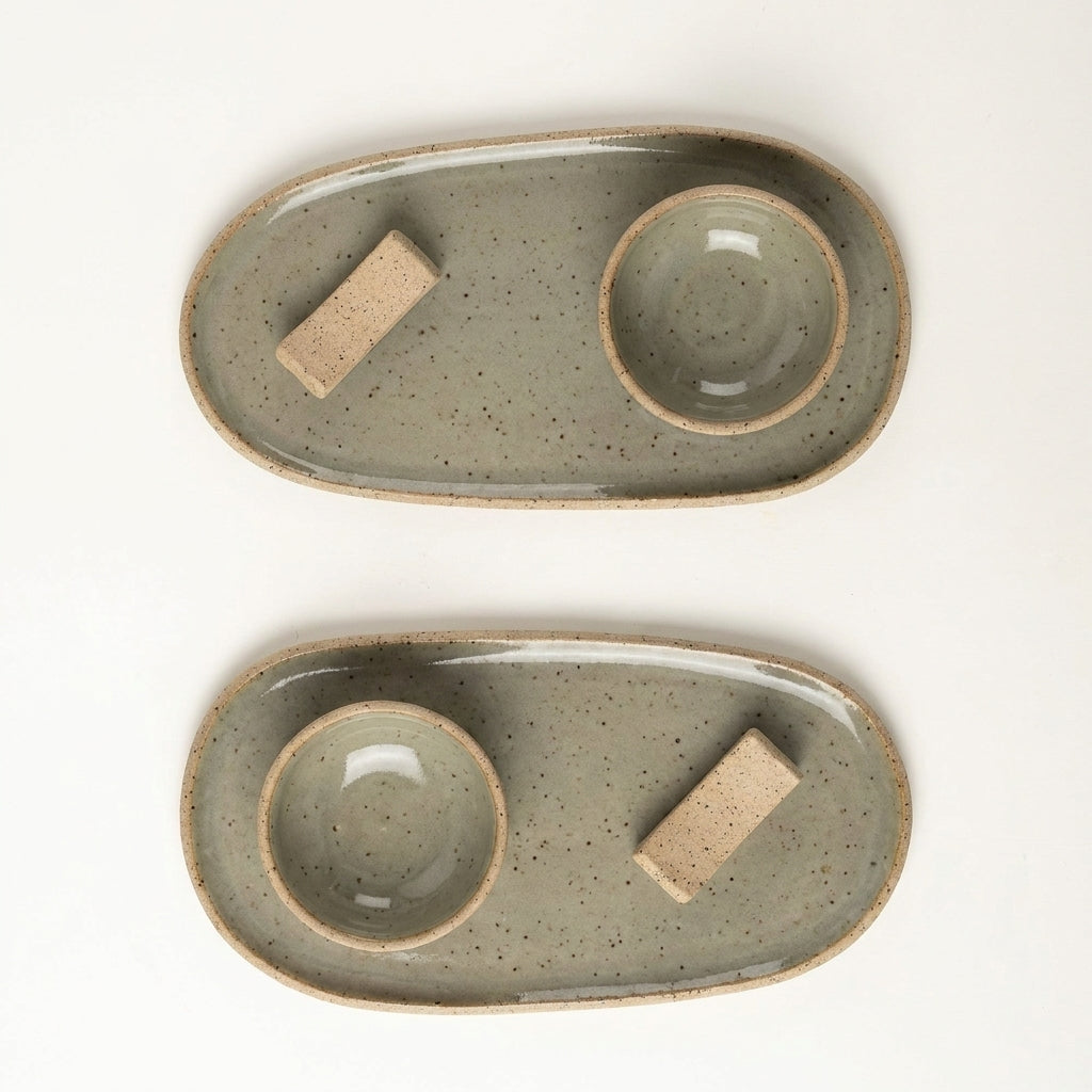 Set par de pratinho orgânico com nosoki e descanso de hashi em arco em cerâmica artesanal — argila Flocos, esmalte Verde Pompeia