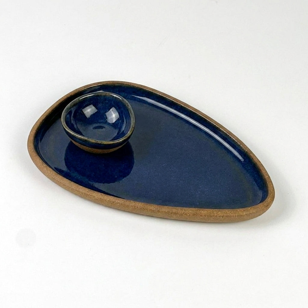 Set pratinho  individual triângulo com nosoki triângulo em cerâmica artesanal — argila Cappuccino, esmalte Lazuli