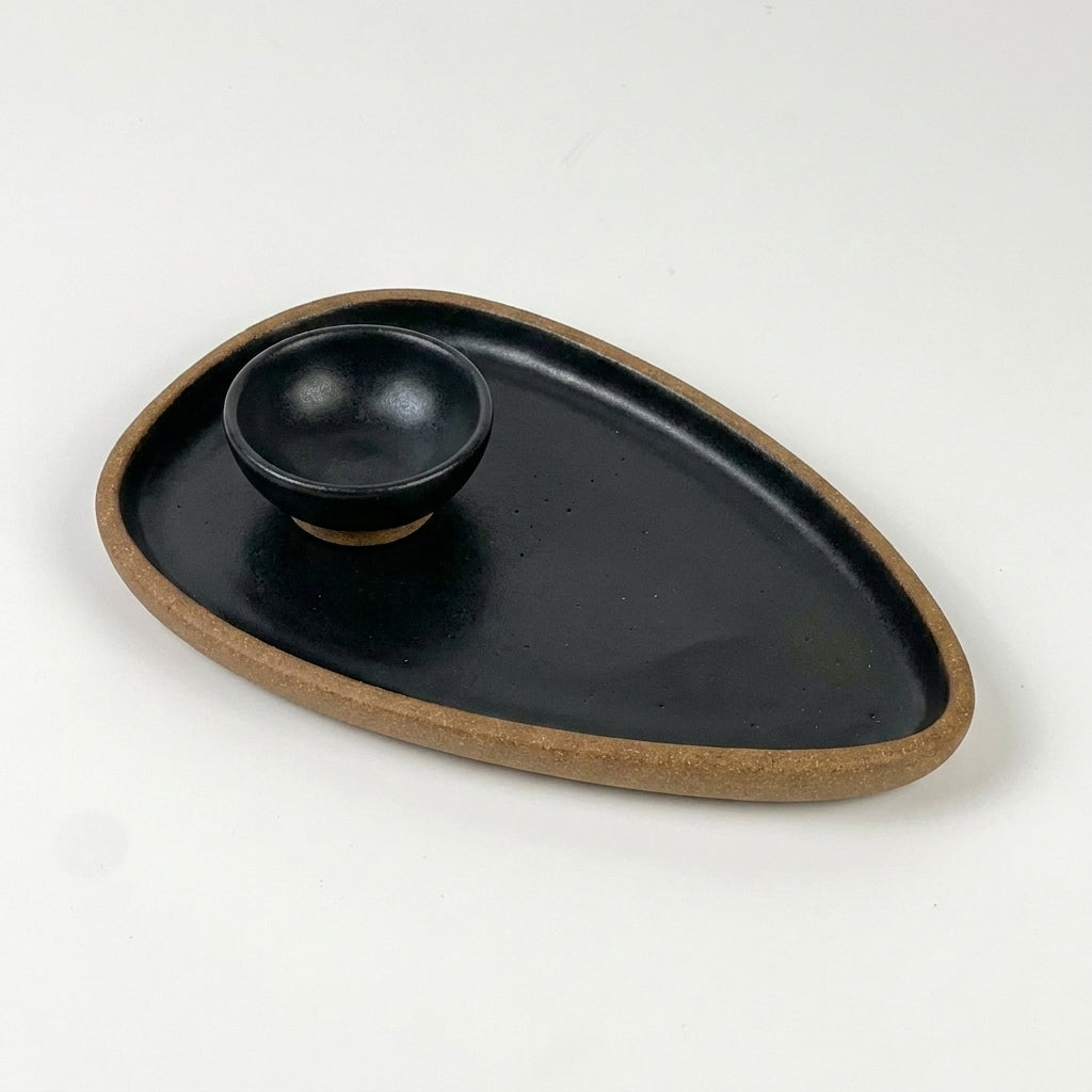 Set pratinho  individual triângulo com nosoki triângulo em cerâmica artesanal — argila Cappuccino, esmalte Preto Acetinado