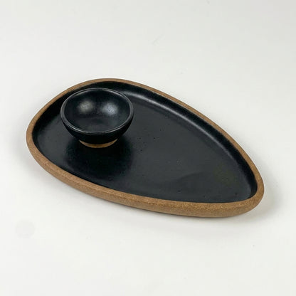 Set pratinho  individual triângulo com nosoki triângulo em cerâmica artesanal — argila Cappuccino, esmalte Preto Acetinado