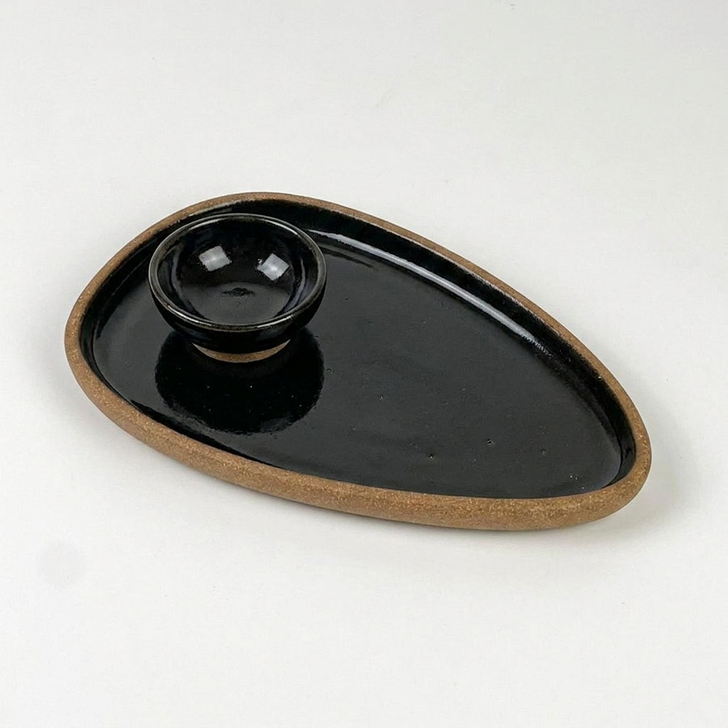 Set pratinho  individual triângulo com nosoki triângulo em cerâmica artesanal — argila Cappuccino, esmalte Preto Ébano