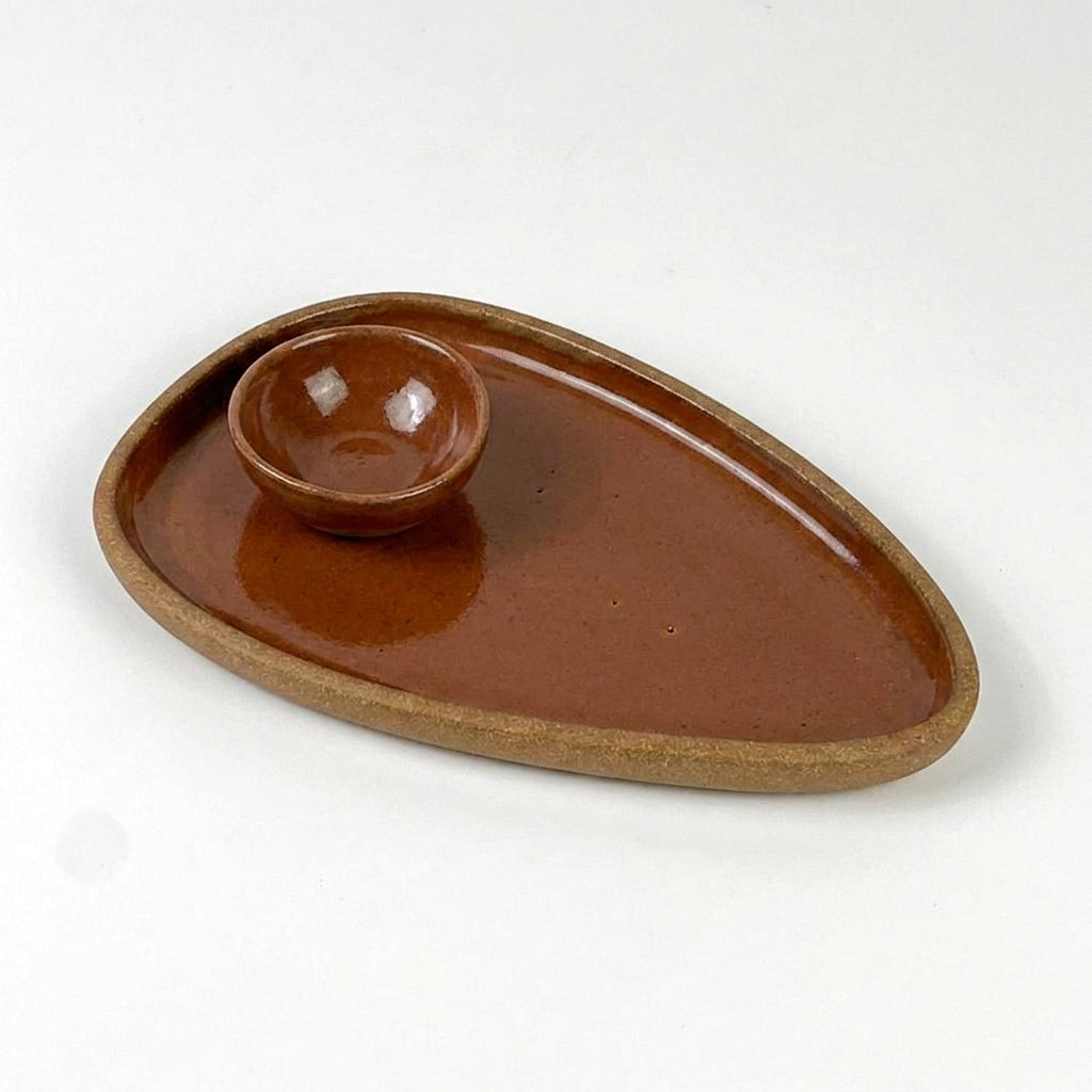 Set pratinho  individual triângulo com nosoki triângulo em cerâmica artesanal — argila Cappuccino, esmalte Sol de Terracota