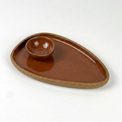 Set pratinho  individual triângulo com nosoki triângulo em cerâmica artesanal — argila Cappuccino, esmalte Sol de Terracota