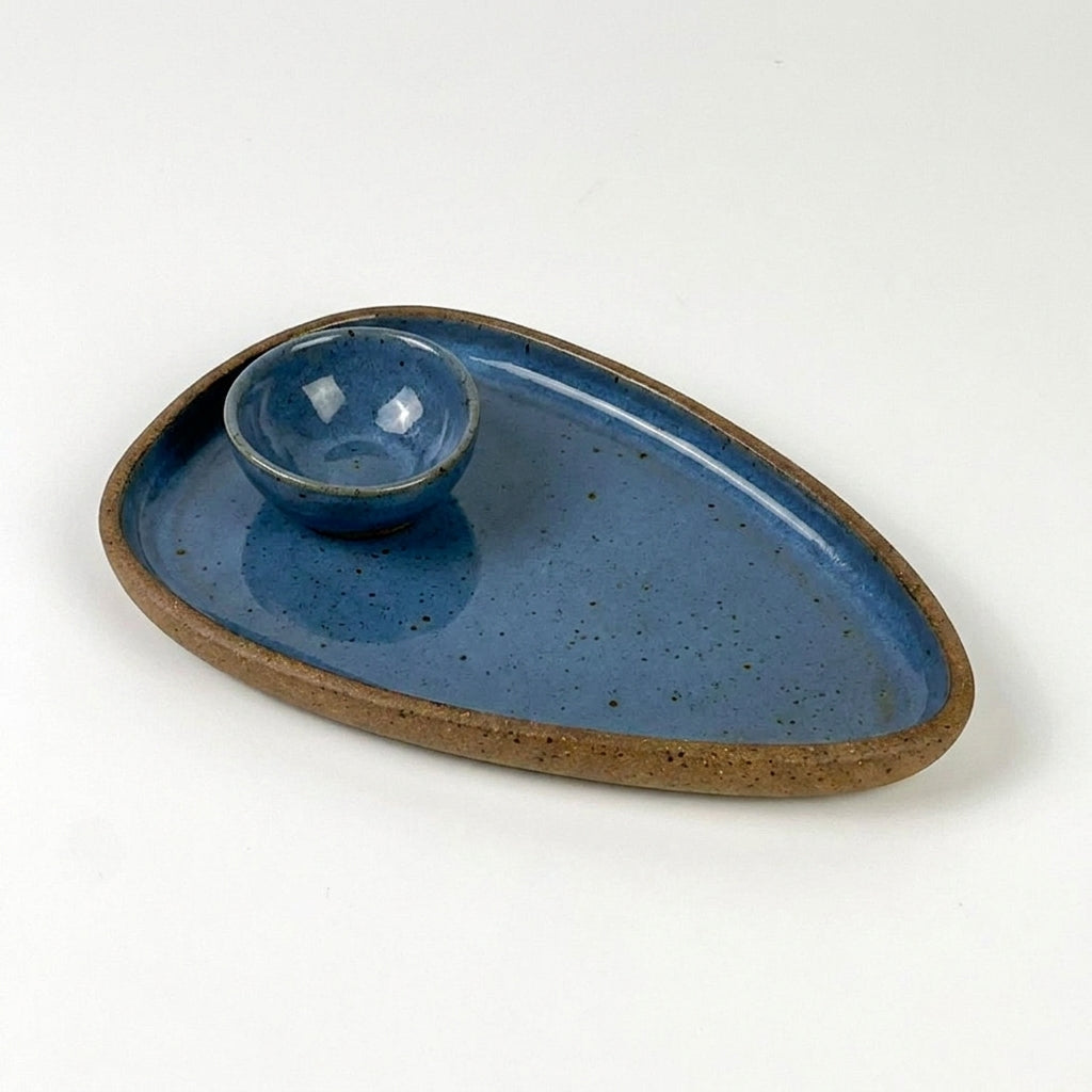 Set pratinho  individual triângulo com nosoki triângulo em cerâmica artesanal — argila Flocos, esmalte Azul Safira