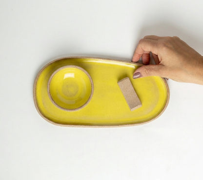 Set Pratinho orgânico com nosoki e descanso de hashi em arco em cerâmica artesanal — argila Cappuccino, esmalte Amarelo Intenso