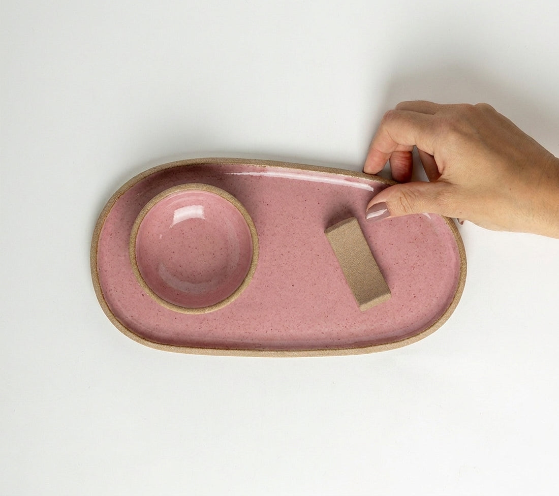 Set Pratinho orgânico com nosoki e descanso de hashi em arco em cerâmica artesanal — argila Cappuccino, esmalte Rosa Barbie