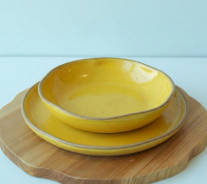 Set Prato Encontro raso e fundo orgânico em cerâmica artesanal — argila Cappuccino, esmalte Amarelo Intenso