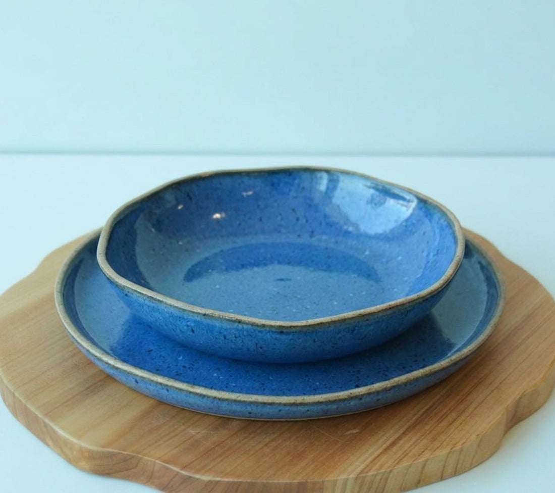 Set Prato Encontro raso e fundo orgânico em cerâmica artesanal — argila Cappuccino, esmalte Azul Safira