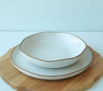 Set Prato Encontro raso e fundo orgânico em cerâmica artesanal — argila Cappuccino, esmalte Branco AMME