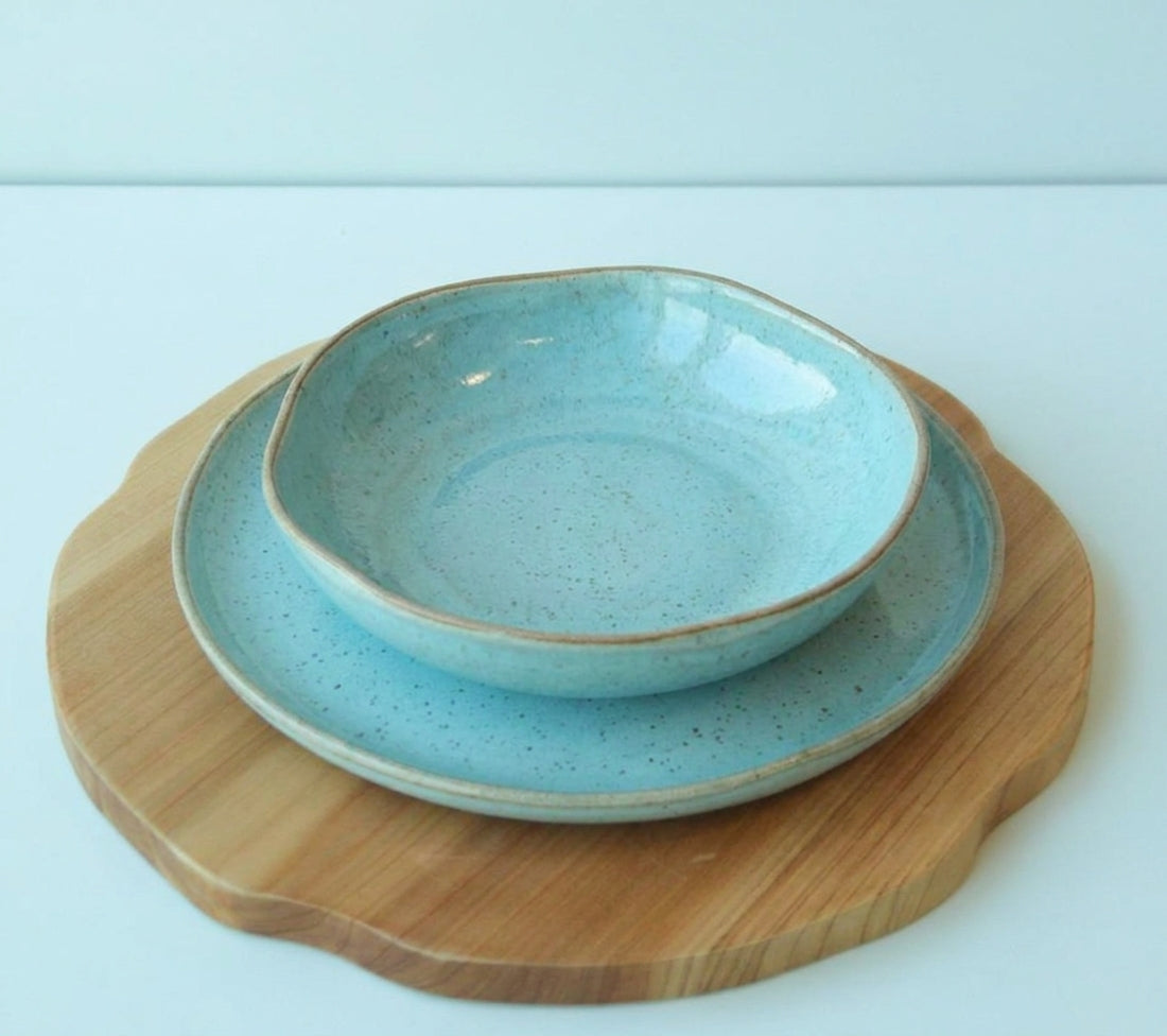 Set Prato Encontro raso e fundo orgânico em cerâmica artesanal — argila Cappuccino, esmalte Jujuba