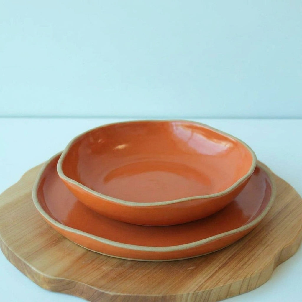Set Prato Encontro raso e fundo orgânico em cerâmica artesanal — argila Cappuccino, esmalte Laranja Intenso