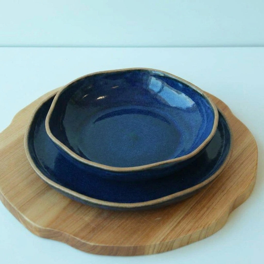Set Prato Encontro raso e fundo orgânico em cerâmica artesanal — argila Cappuccino, esmalte Lazuli