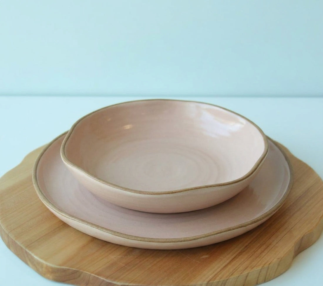 Set Prato Encontro raso e fundo orgânico em cerâmica artesanal — argila Cappuccino, esmalte Nude