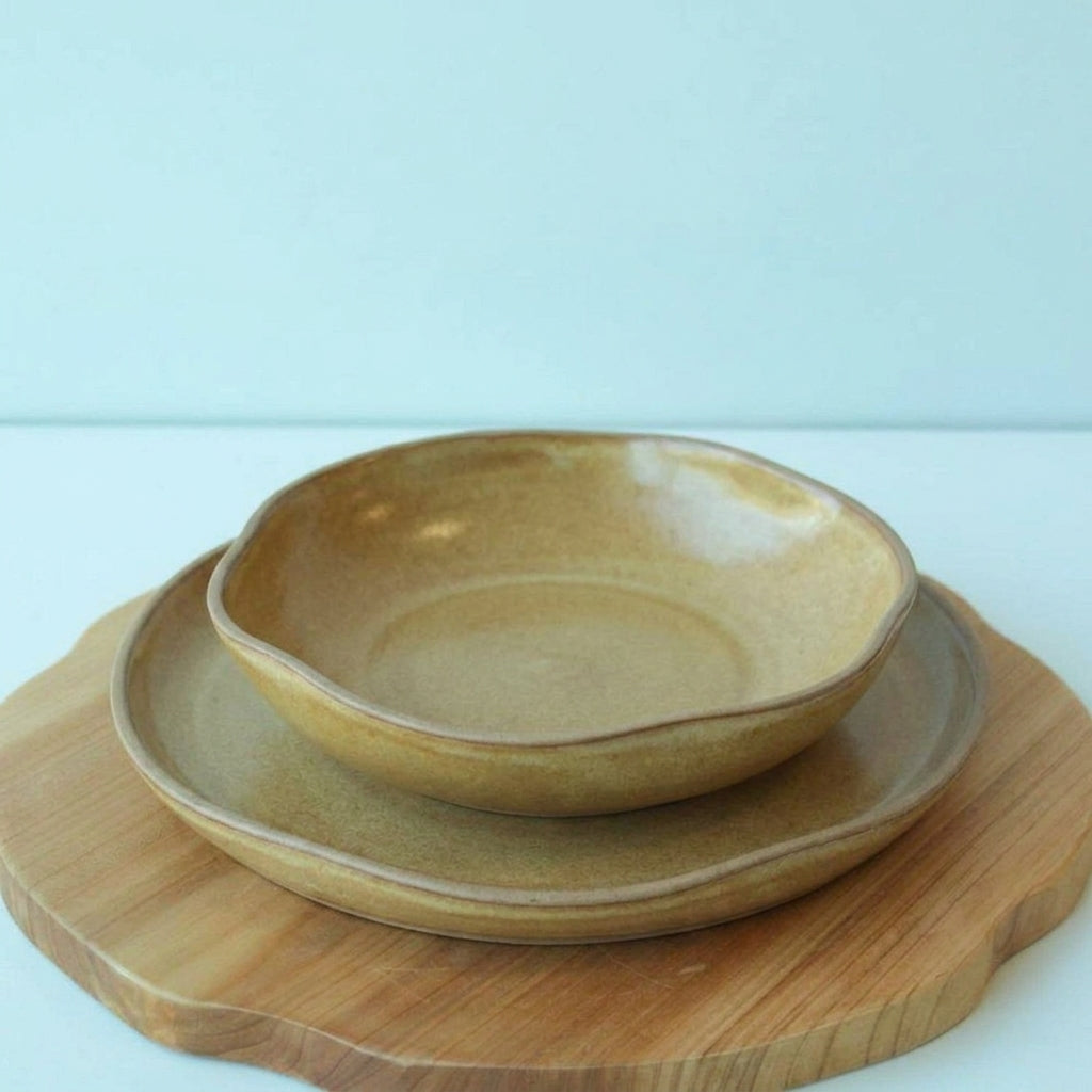 Set Prato Encontro raso e fundo orgânico em cerâmica artesanal — argila Cappuccino, esmalte Pedra Sabão