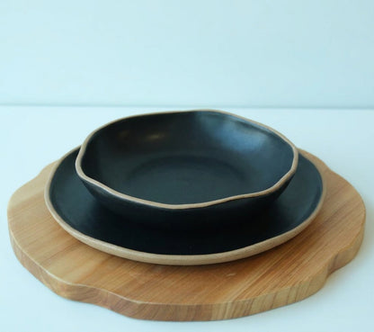 Set Prato Encontro raso e fundo orgânico em cerâmica artesanal — argila Cappuccino, esmalte Preto Acetinado