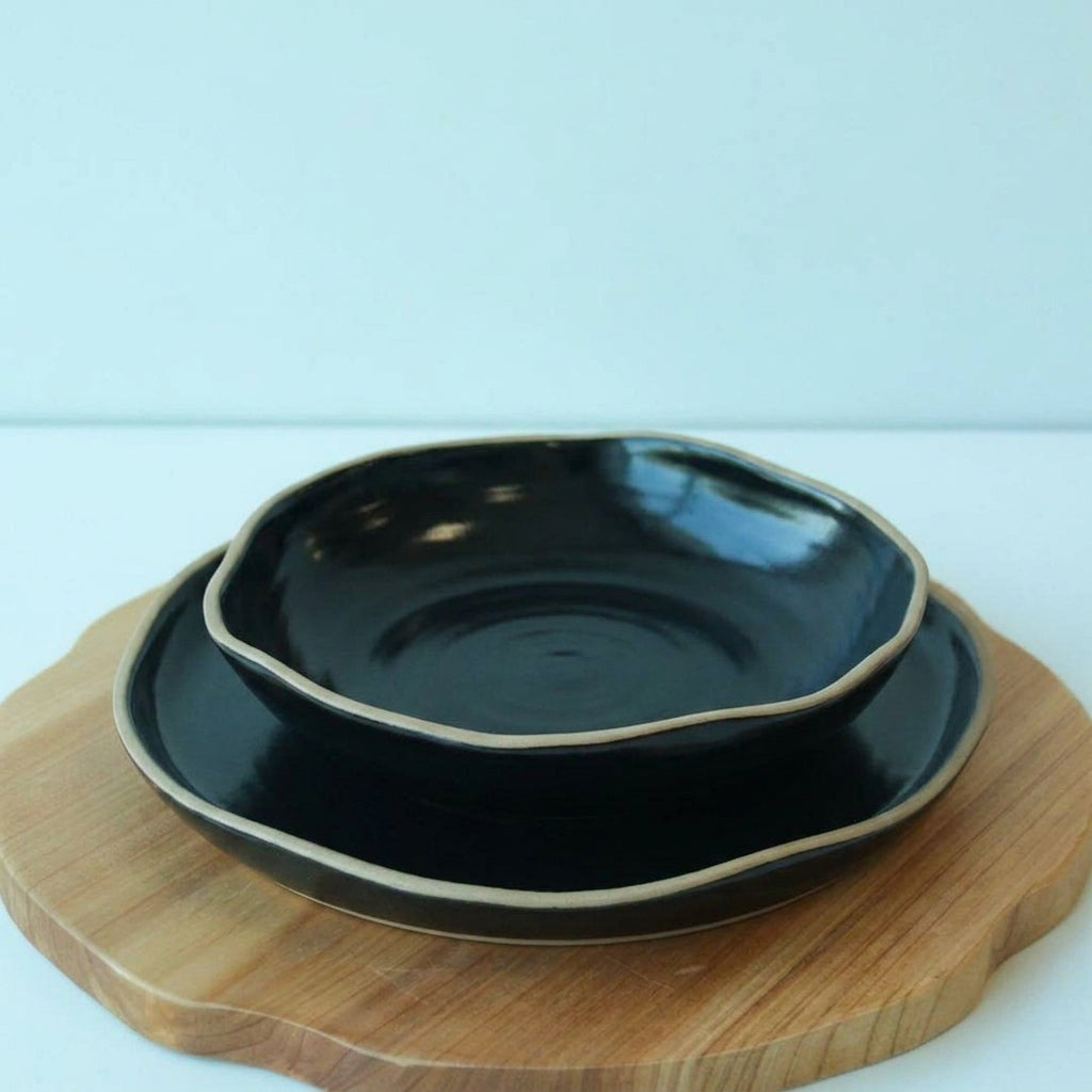 Set Prato Encontro raso e fundo orgânico em cerâmica artesanal — argila Cappuccino, esmalte Preto Ébano