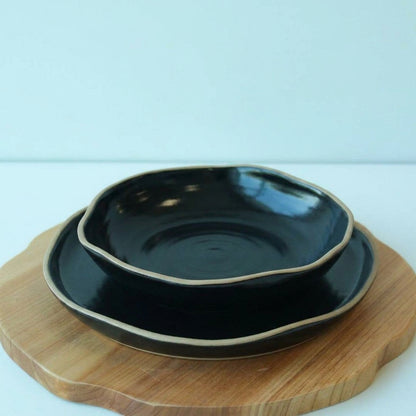Set Prato Encontro raso e fundo orgânico em cerâmica artesanal — argila Cappuccino, esmalte Preto Ébano