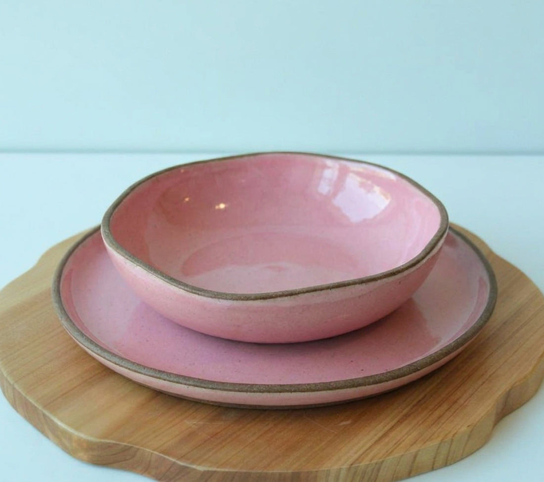 Set Prato Encontro raso e fundo orgânico em cerâmica artesanal — argila Cappuccino, esmalte Rosa Barbie