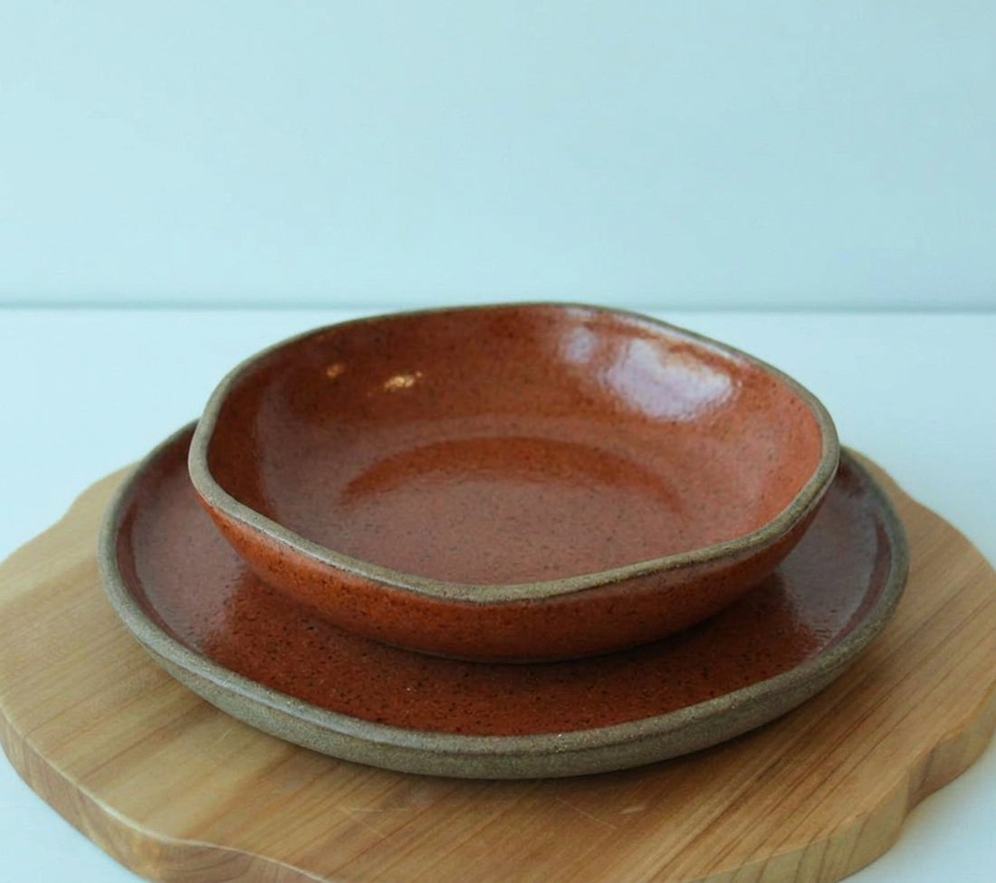 Set Prato Encontro raso e fundo orgânico em cerâmica artesanal — argila Cappuccino, esmalte Sol de Terracota