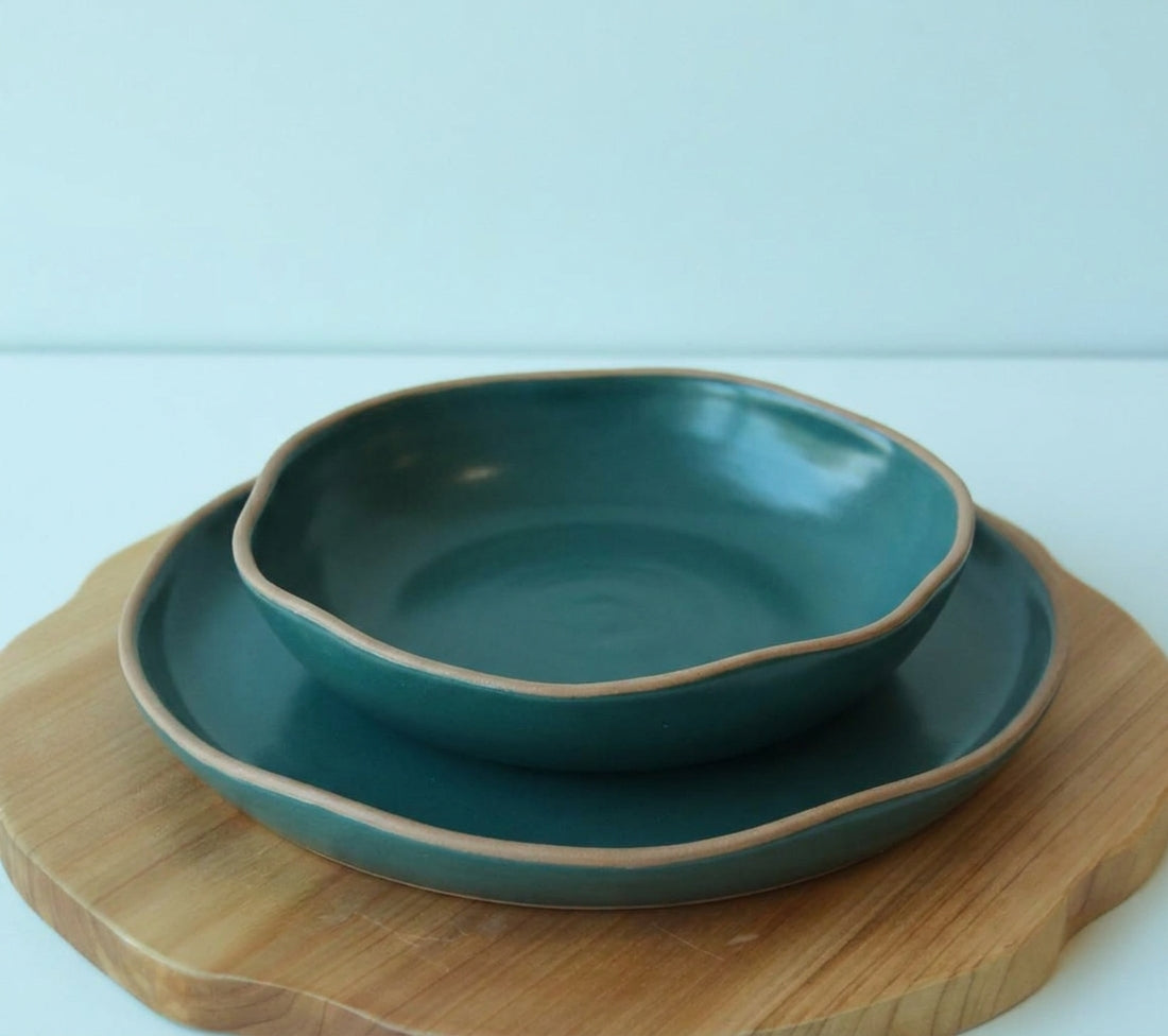 Set Prato Encontro raso e fundo orgânico em cerâmica artesanal — argila Cappuccino, esmalte Verde Exército