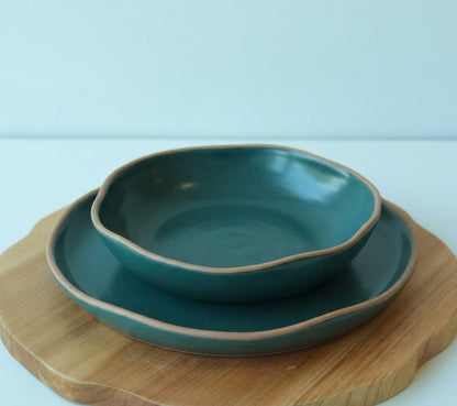 Set Prato Encontro raso e fundo orgânico em cerâmica artesanal — argila Cappuccino, esmalte Verde Exército