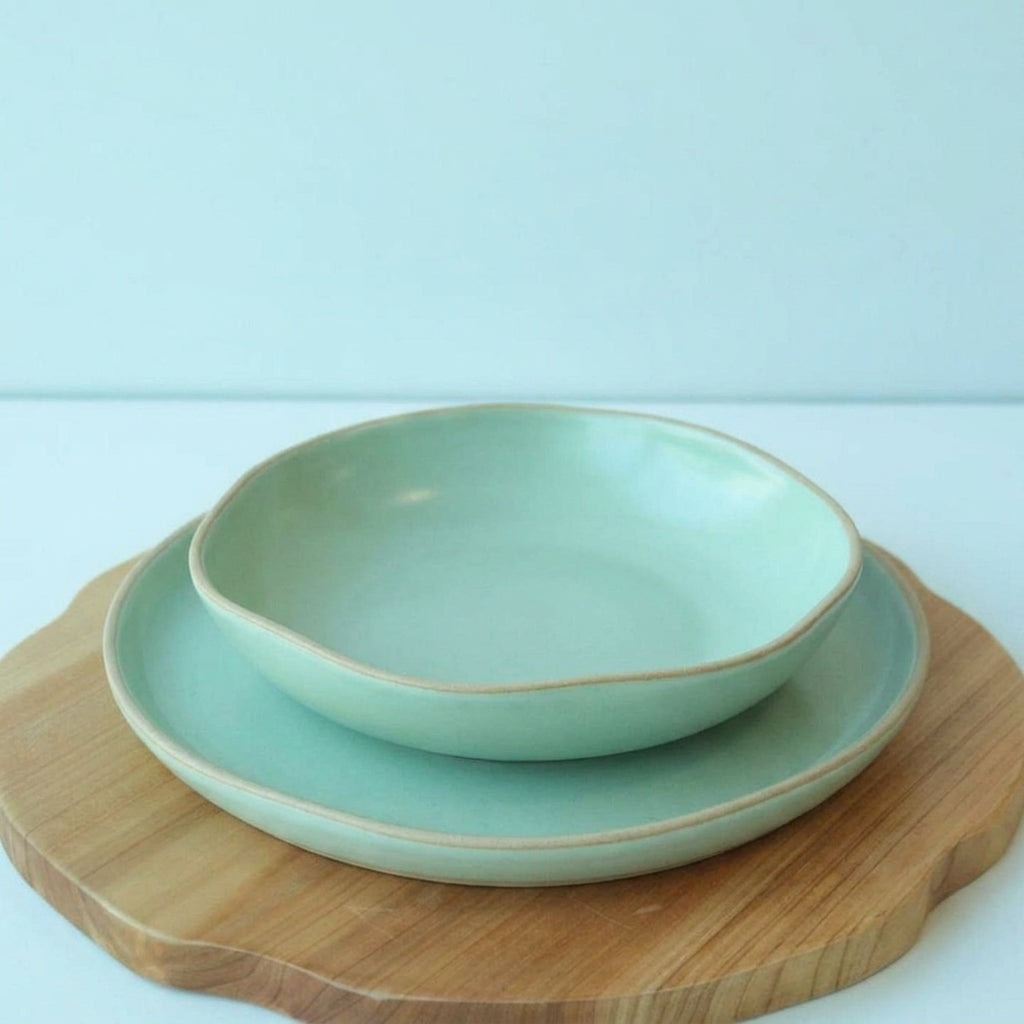 Set Prato Encontro raso e fundo orgânico em cerâmica artesanal — argila Cappuccino, esmalte Verde Menta