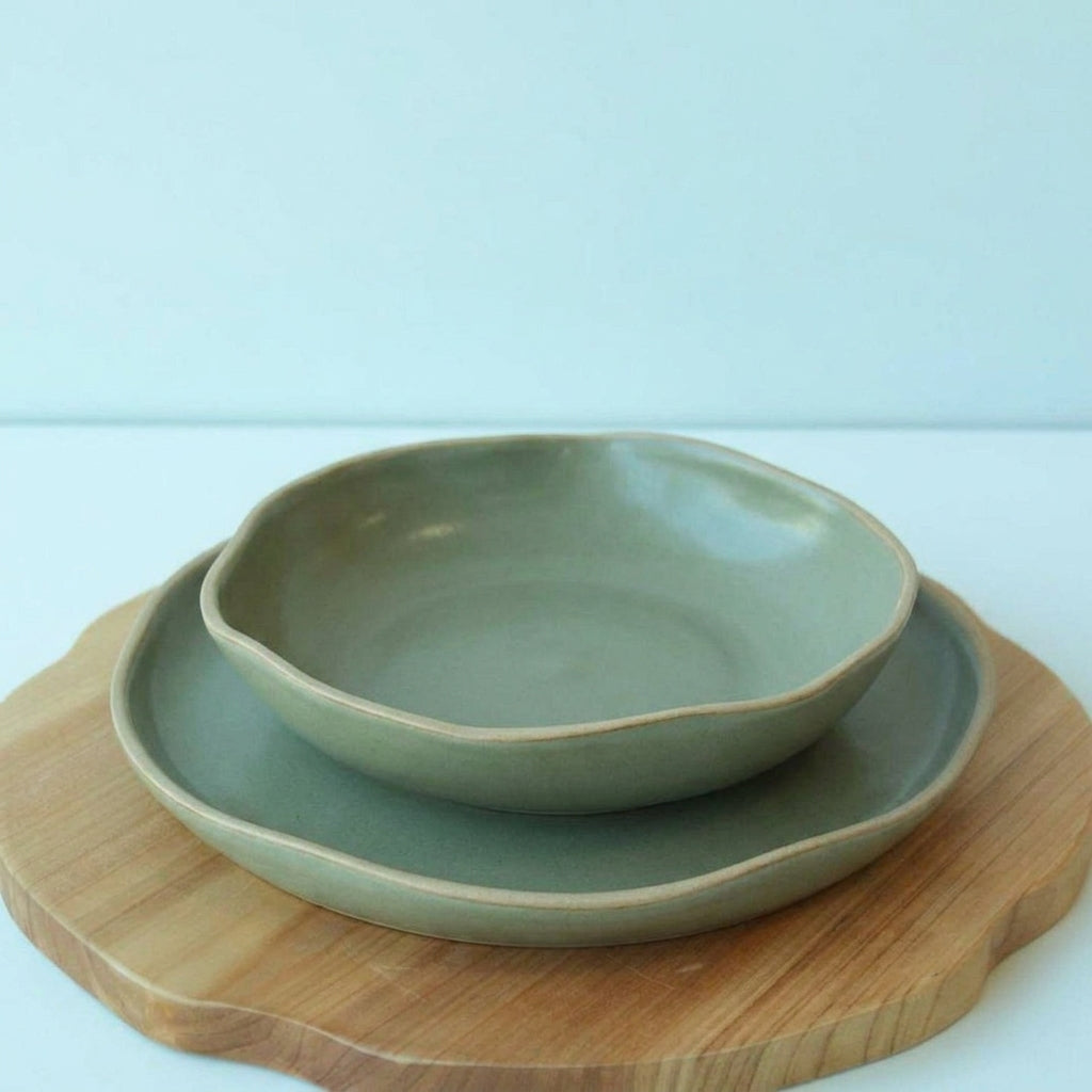 Set Prato Encontro raso e fundo orgânico em cerâmica artesanal — argila Cappuccino, esmalte Verde Pompeia