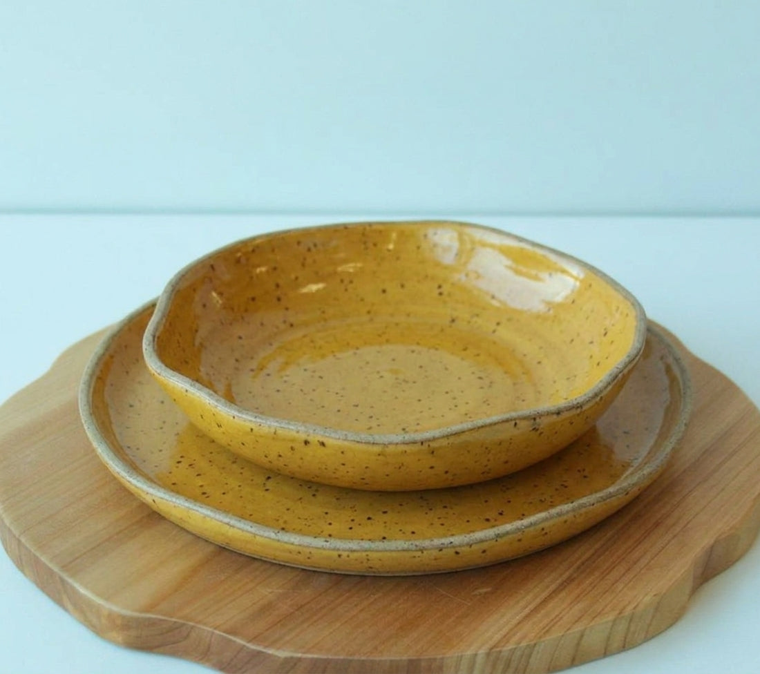 Set Prato Encontro raso e fundo orgânico em cerâmica artesanal — argila Flocos, esmalte Amarelo Intenso