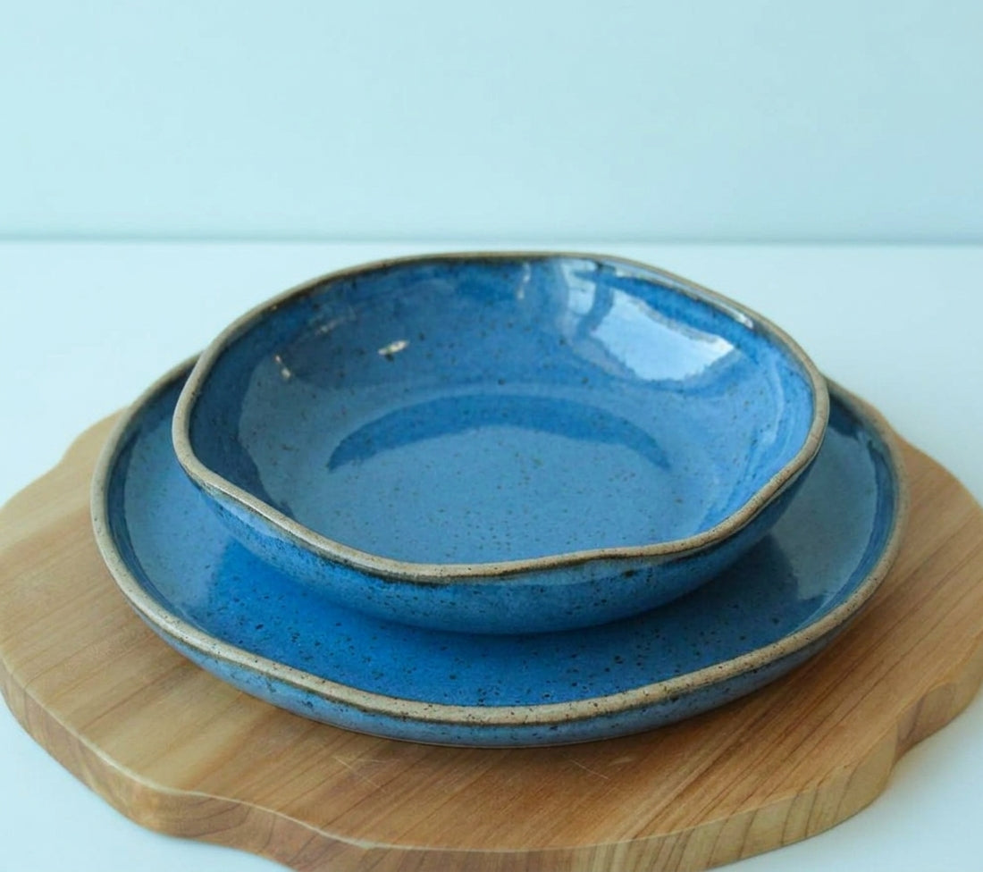 Set Prato Encontro raso e fundo orgânico em cerâmica artesanal — argila Flocos, esmalte Azul Safira