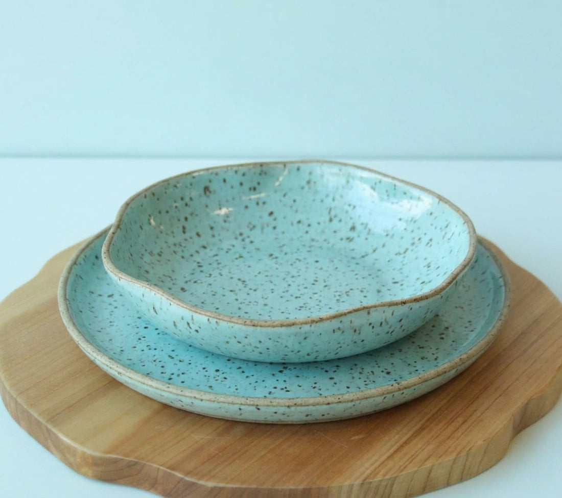 Set Prato Encontro raso e fundo orgânico em cerâmica artesanal — argila Flocos, esmalte Jujuba