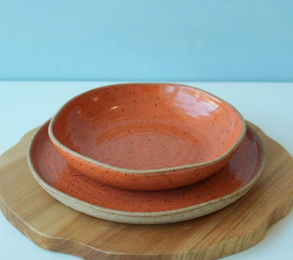 Set Prato Encontro raso e fundo orgânico em cerâmica artesanal — argila Flocos, esmalte Laranja Intenso