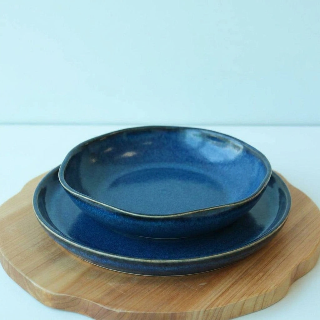 Set Prato Encontro raso e fundo orgânico em cerâmica artesanal — argila Flocos, esmalte Lazuli