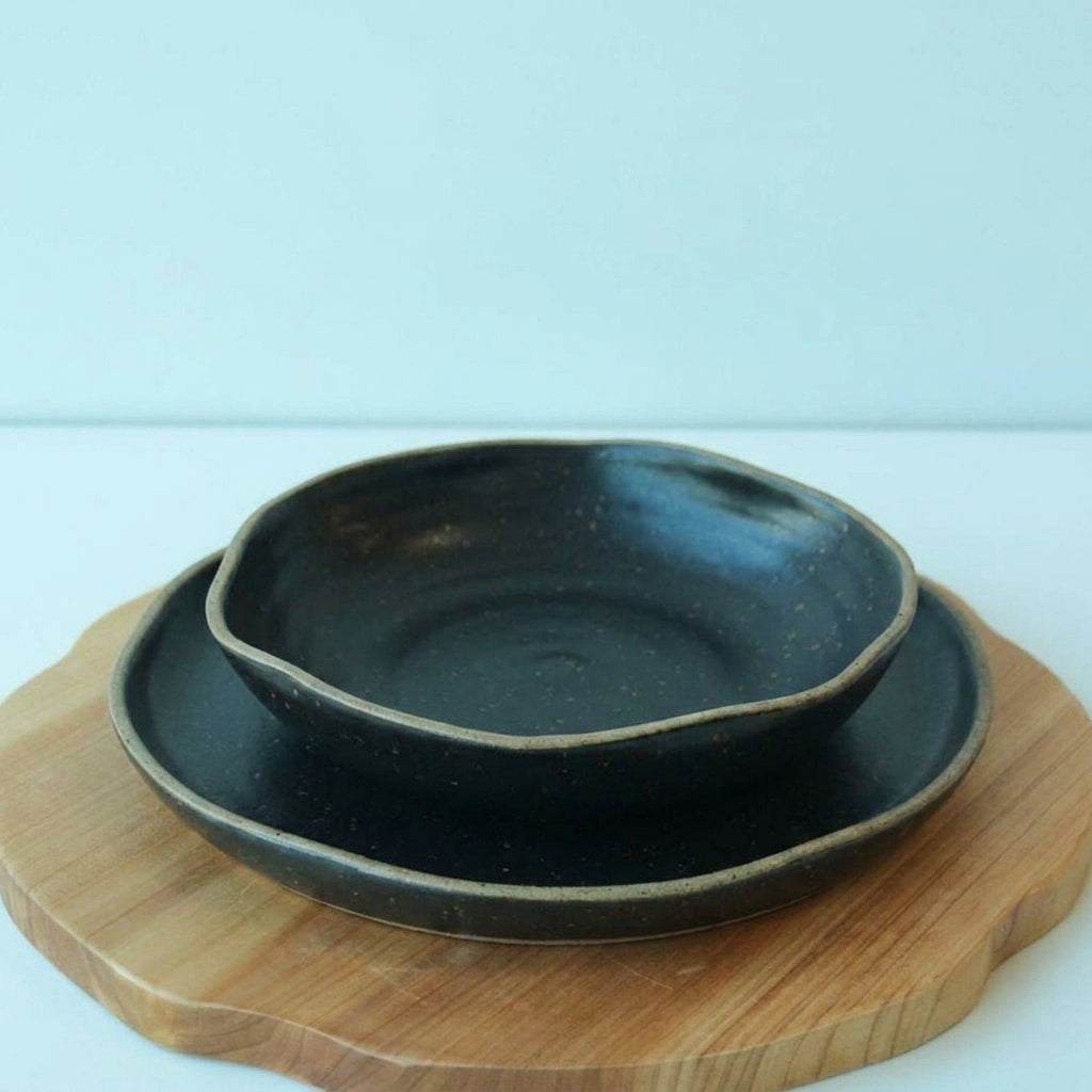Set Prato Encontro raso e fundo orgânico em cerâmica artesanal — argila Flocos, esmalte Preto Acetinado